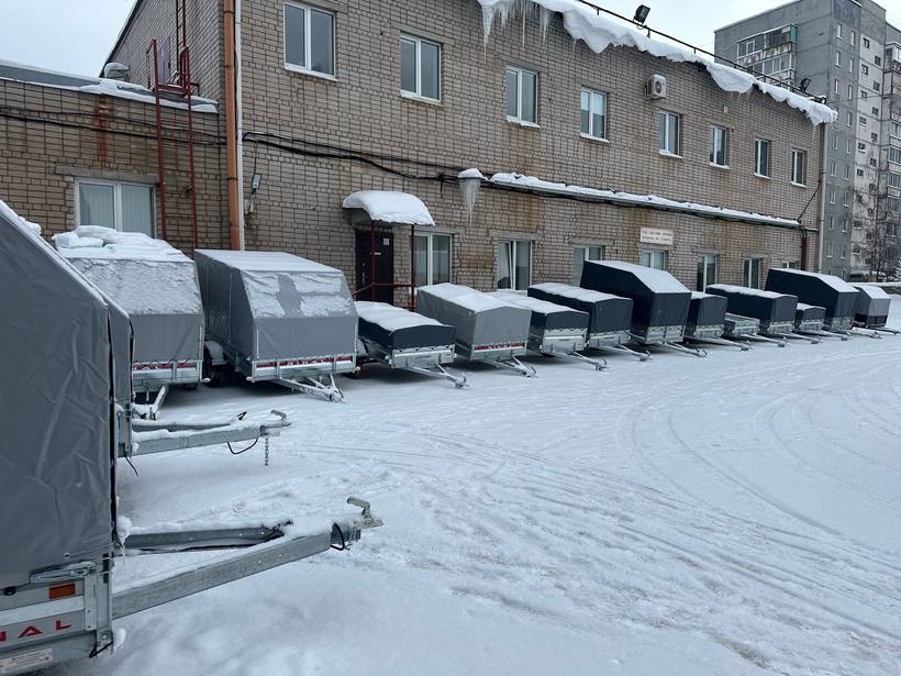 Ряд прицепов на складе в Череповце