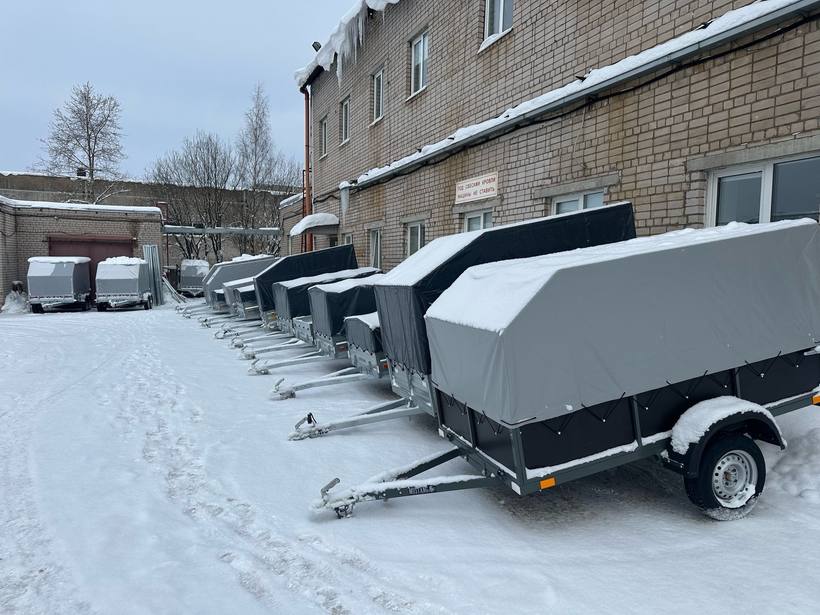 Прицепы с тентами на площадке магазина