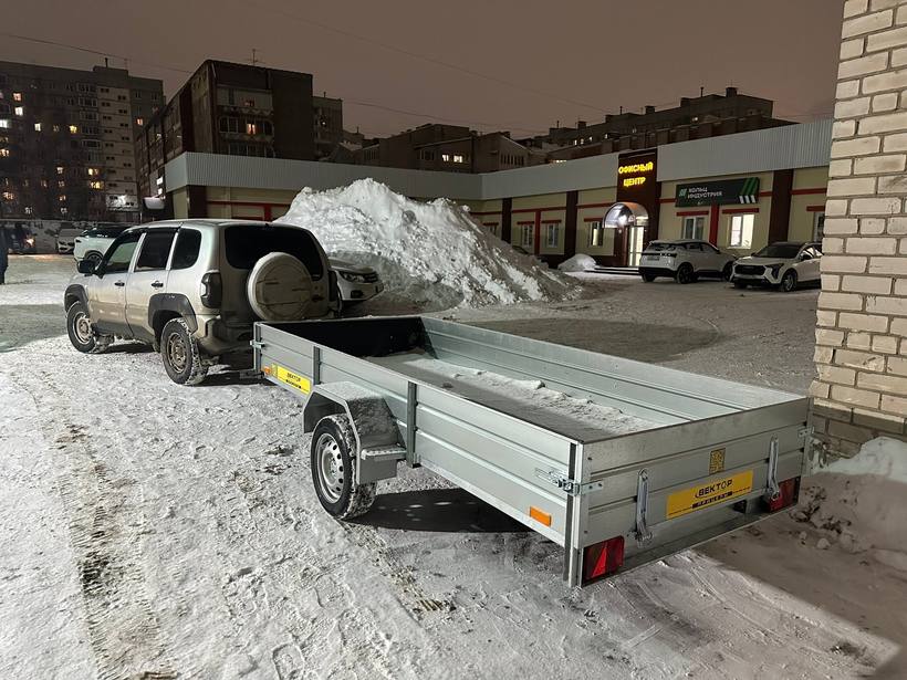 Бортовой прицеп ВЕКТОР у офисного центра «ОЛИМП»