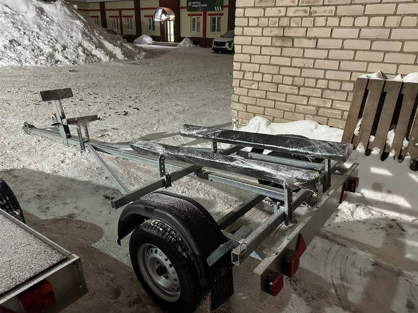 Лодочный прицеп на площадке магазина